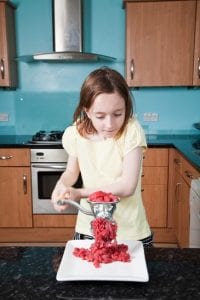 Mädchen macht Hackfleisch